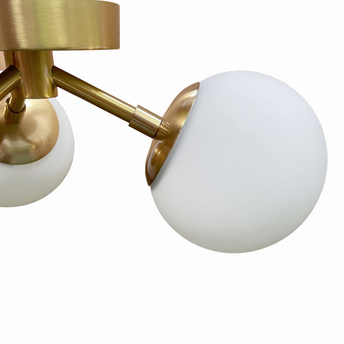 Lampa sufitowa Dorado LP-002/3C z trzema kulistymi kloszami z białego szkła, zawieszona na złotych ramionach. Widok z boku, ukazujący detale mocowania i wykończenia. Elegancki design, idealna do nowoczesnych wnętrz.