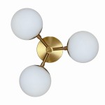 Lampa sufitowa Dorado w kolorze złotym z trzema okrągłymi kloszami z białego szkła. Ułożona na ścianie w formie trójkąta, metalowy stelaż z centralnym mocowaniem. Wymiary i detale konstrukcji nie są widoczne.