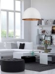 Lampa wisząca Diament D50 w kolorze białym z miedzianym wnętrzem, zawieszona w nowoczesnym wnętrzu. Kształt półkulisty, umieszczona nad białym stołem kawowym. W tle jasne ściany, okna i eleganckie meble.