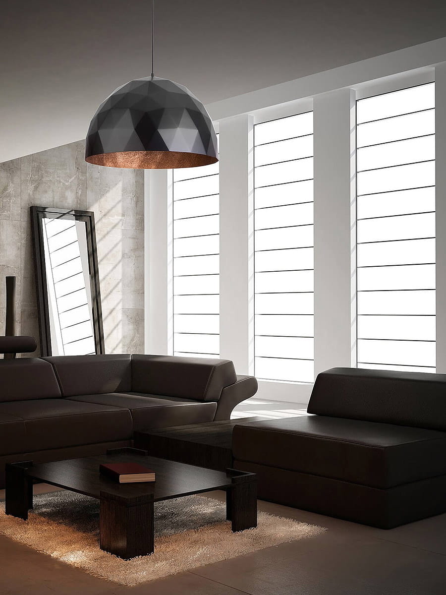 Lampa wisząca Diament D50 w kolorze czarnym z miedzianym wnętrzem, o kształcie półkulistym z wyraźnym, diamentowym wzorem. Zawieszona w nowoczesnym wnętrzu z ciemnymi meblami, na tle dużych okien.