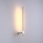 Kinkiet LED Wand 466 o mocy 6W, w kolorze białym i złotym. Posiada okrągłą podstawę i długi, prosty złoty klosz, emitujący ciepłe światło. Montowany na ścianie, w prostym, nowoczesnym stylu. Tło w jednolitym kolorze.