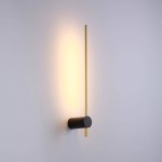 Kinkiet LED Wand 466, 6W, w kolorze czarnym i złotym. Ma prostą, pionową formę z czarnym okrągłym mocowaniem i złotą, smukłą rurką emitującą ciepłe światło. Zainstalowany na jasnej ścianie, podkreślający nowoczesny styl wnętrza.