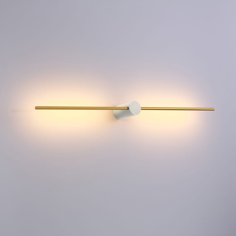 Kinkiet Wand 467 z dwoma źródłami światła LED 10W, w kolorze białym i złotym. Produkt ma prostą, poziomą formę z metalowym złotym ramieniem oraz centralnym białym mocowaniem, emitującym ciepłe światło na boki.