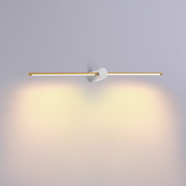 Kinkiet Wand 467A z białym korpusem i złotymi detalami, z dwiema diodami LED o mocy 10W. Zamontowany na ścianie, z prostą, poziomą konstrukcją, emitującym światło w dół na jasnym tle.