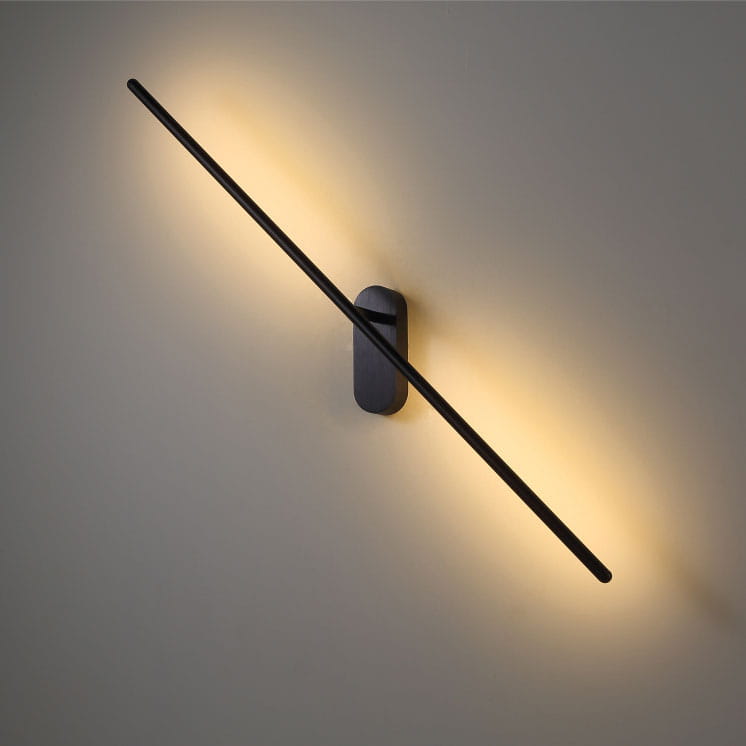 Kinkiet LED Line 243A o mocy 10W w kolorze czarnym. Produkt ma minimalistyczny kształt, z poziomą, smukłą linią emitującą ciepłe światło, zamontowaną na ścianie. Widoczne mocowanie w formie prostokąta. Tło jasne, jednolite.