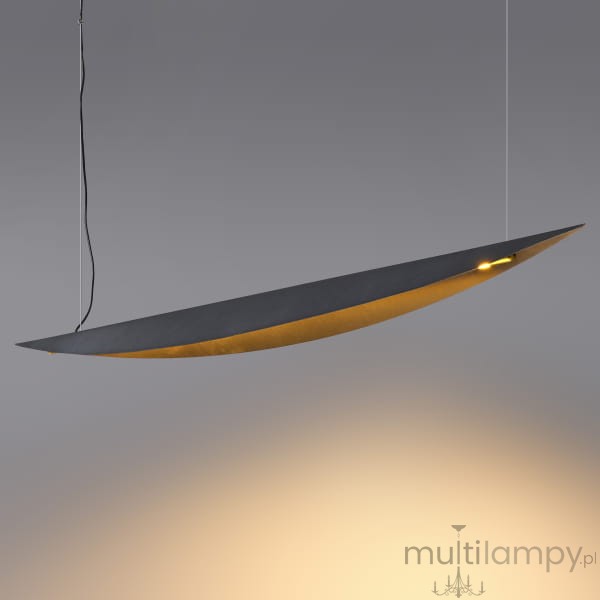 Lampa wisząca LED Buket 357, czarna z złotym wnętrzem. Elegancki, smukły kształt w formie łuku, zawieszona na cienkim przewodzie. Widoczne źródło światła na końcu, emitujące ciepłe światło. Tło szare, minimalistyczne.