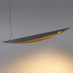 Lampa wisząca LED Buket 357, czarna z złotym wnętrzem. Elegancki, smukły kształt w formie łuku, zawieszona na cienkim przewodzie. Widoczne źródło światła na końcu, emitujące ciepłe światło. Tło szare, minimalistyczne.