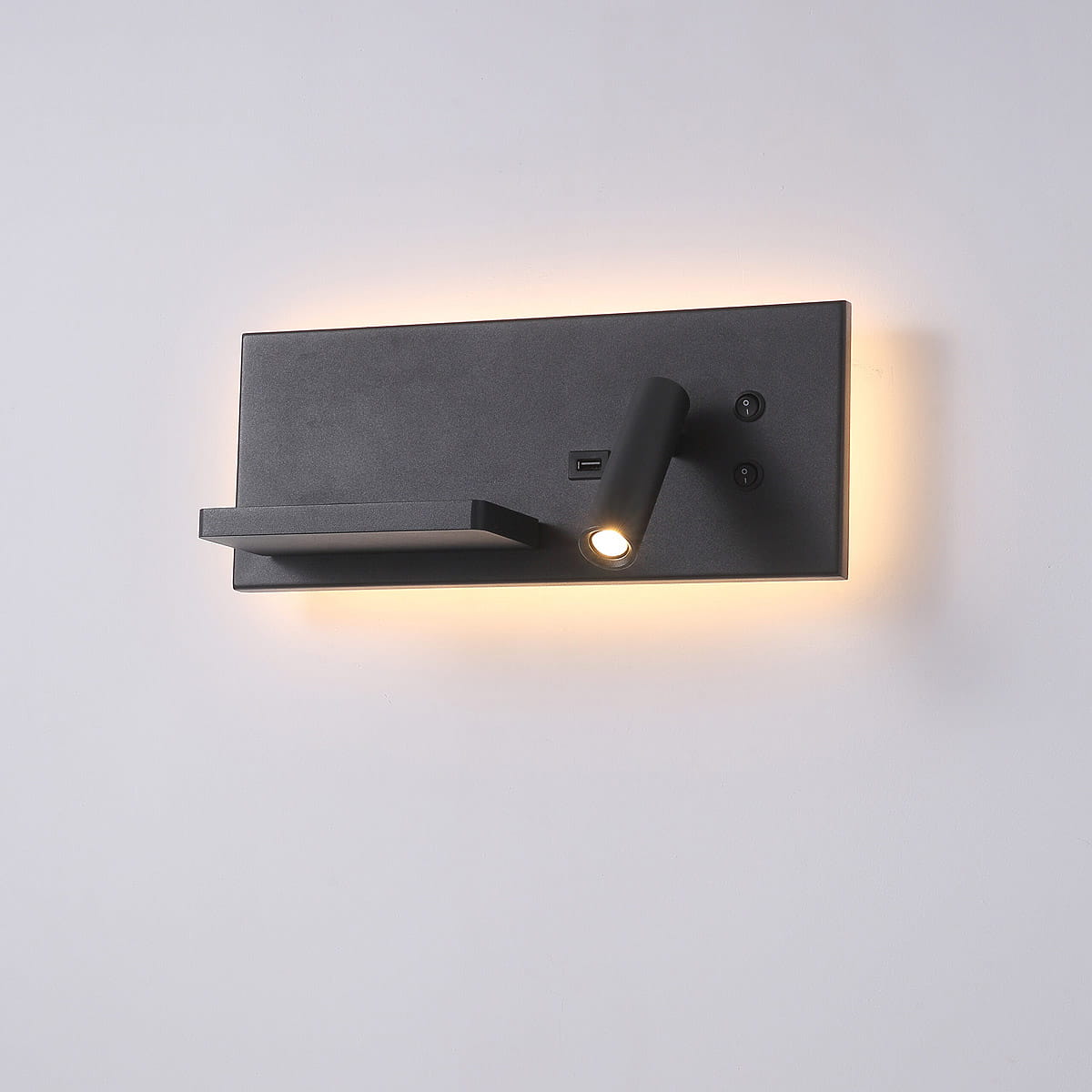Kinkiet Hotels 417P w kolorze czarnym, z podświetleniem LED i wbudowanym portem USB. Posiada ruchomy reflektor oraz półkę. Zamontowany na ścianie, z widocznymi przyciskami włączania. Idealny do nowoczesnych wnętrz.