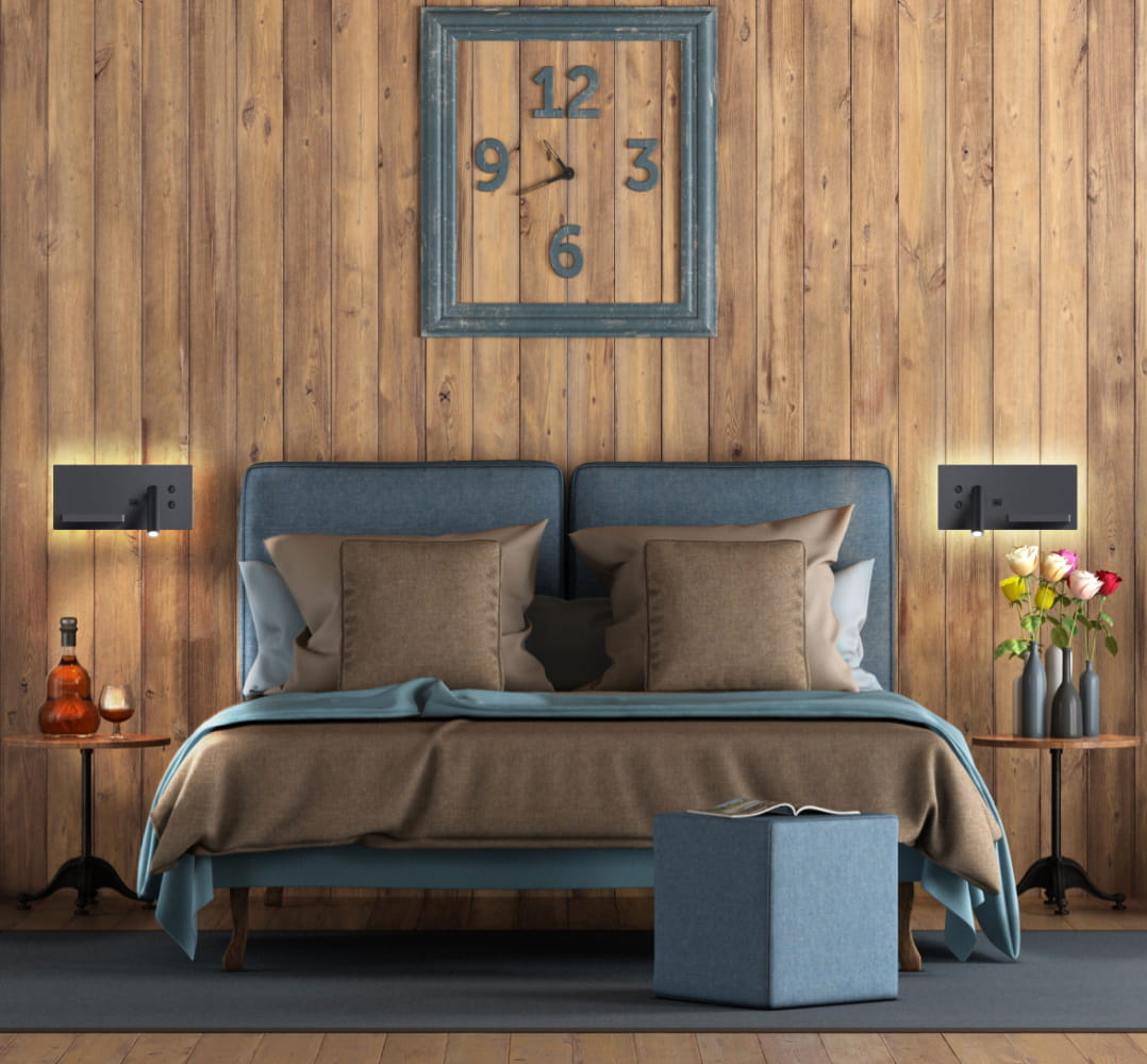 Kinkiet Hotels 417P w kolorze czarnym z dwoma źródłami LED 7W, wyposażony w port USB i ładowarkę indukcyjną. Zainstalowany po obu stronach łóżka w nowoczesnej aranżacji sypialni z drewnianą ścianą.