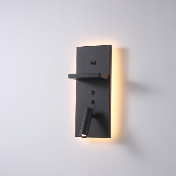 Kinkiet Hotels 417H w kolorze czarnym z dwoma diodami LED 7W. Posiada port USB oraz indukcyjną ładowarkę. Ujęcie frontalne, z widocznym przyciskiem oraz małym ramieniem z lampką. Tło proste, jasne.