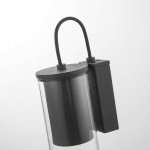 Kinkiet Manacor 1xGU10 w kolorze czarnym, z metalową podstawą i przezroczystym, cylindrycznym kloszem. Ujęcie z boku, ukazujące detal konstrukcji oraz zamocowanie. Kinkiet zawieszony na elastycznym przewodzie.