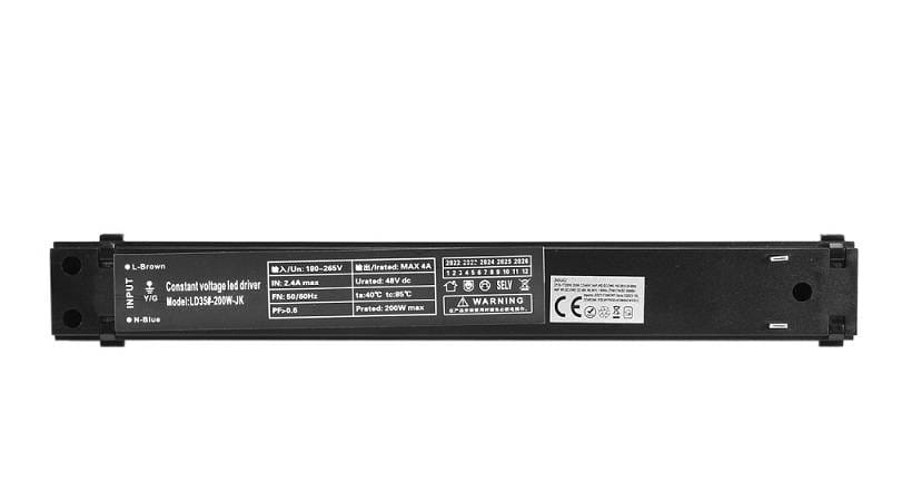 Zasilacz SLIM 100W/48DC w kolorze czarnym, z widocznymi oznaczeniami technicznymi na obudowie. Produkt ma prostokątny kształt, z wejściem i wyjściem umieszczonym po bokach. Dostosowany do montażu na szynach magnetycznych.