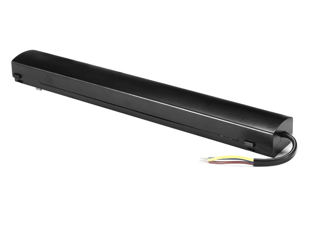Zasilacz wpinany do szyn magnetycznych SLIM 100W/48DC w kolorze czarnym. Produkt ma prostokątny kształt, gładką, matową powierzchnię i jest wyposażony w przewody elektryczne. Ujęcie z boku, ukazujące krawędź i końcówkę z przewodami.