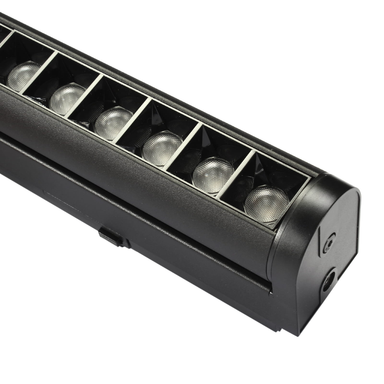 Czarna lampa LED liniowa kierunkowa do szyny magnetycznej, model SLIM 12W/3000K. Ujęcie z boku, pokazujące osiem okrągłych soczewek w metalowej obudowie. Widoczne złącza do montażu. Produkt o prostokątnym kształcie, matowa powierzchnia.