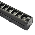 Czarna lampa LED liniowa kierunkowa do szyny magnetycznej, model SLIM 12W/3000K. Ujęcie z boku, pokazujące osiem okrągłych soczewek w metalowej obudowie. Widoczne złącza do montażu. Produkt o prostokątnym kształcie, matowa powierzchnia.
