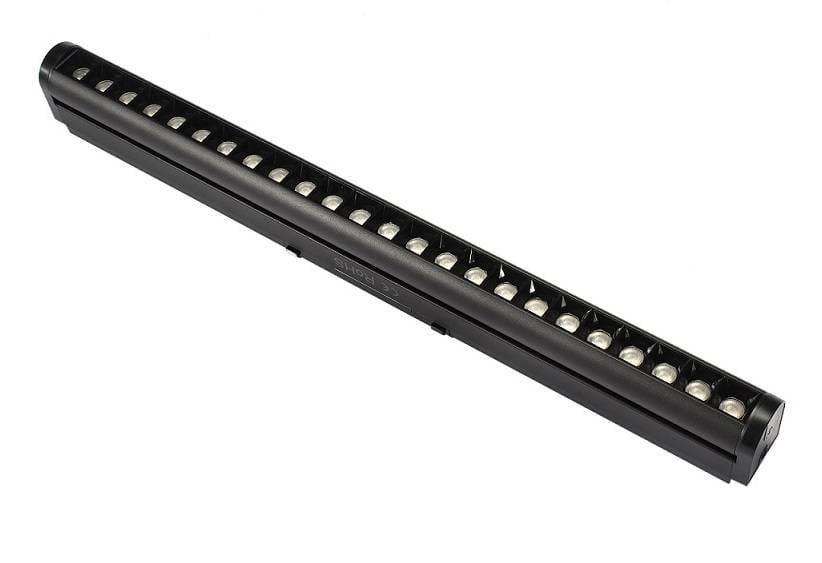 Lampa LED liniowa kierunkowa SLIM 24W/3000K w kolorze czarnym, o prostokątnym kształcie, z widocznymi diodami LED umieszczonymi w rzędzie, montowana na szynie magnetycznej. Ujęcie z boku, pokazujące całą długość lampy.
