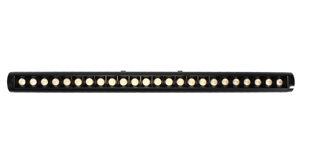 Lampa LED liniowa kierunkowa SLIM 24W/3000K w kolorze czarnym, o prostokątnym kształcie. Widocznych 24 diod LED w równych odstępach na całej długości. Ujęcie frontalne, produkt zamontowany na szynie magnetycznej.
