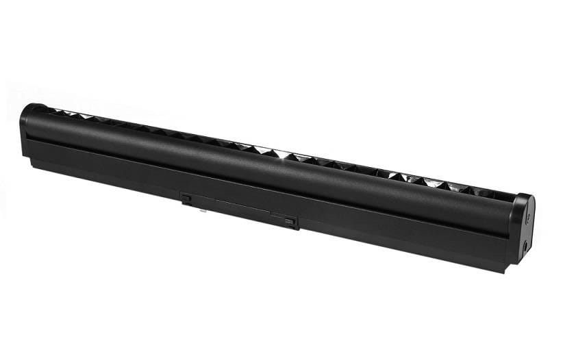 Lampa LED liniowa kierunkowa do szyny magnetycznej SLIM 24W/3000K w kolorze czarnym, o prostokątnym kształcie, z widocznymi diodami LED w górnej części. Produkt leży poziomo, z wtyczką z boku, na jednolitym tle.