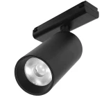 Reflektor spot LED SLIM 18W w kolorze czarnym, zamontowany na szynie magnetycznej. Cylindryczny kształt z wykończeniem matowym, z widoczną soczewką emitującą światło o temperaturze barwowej 4000K. Ujęcie z boku.