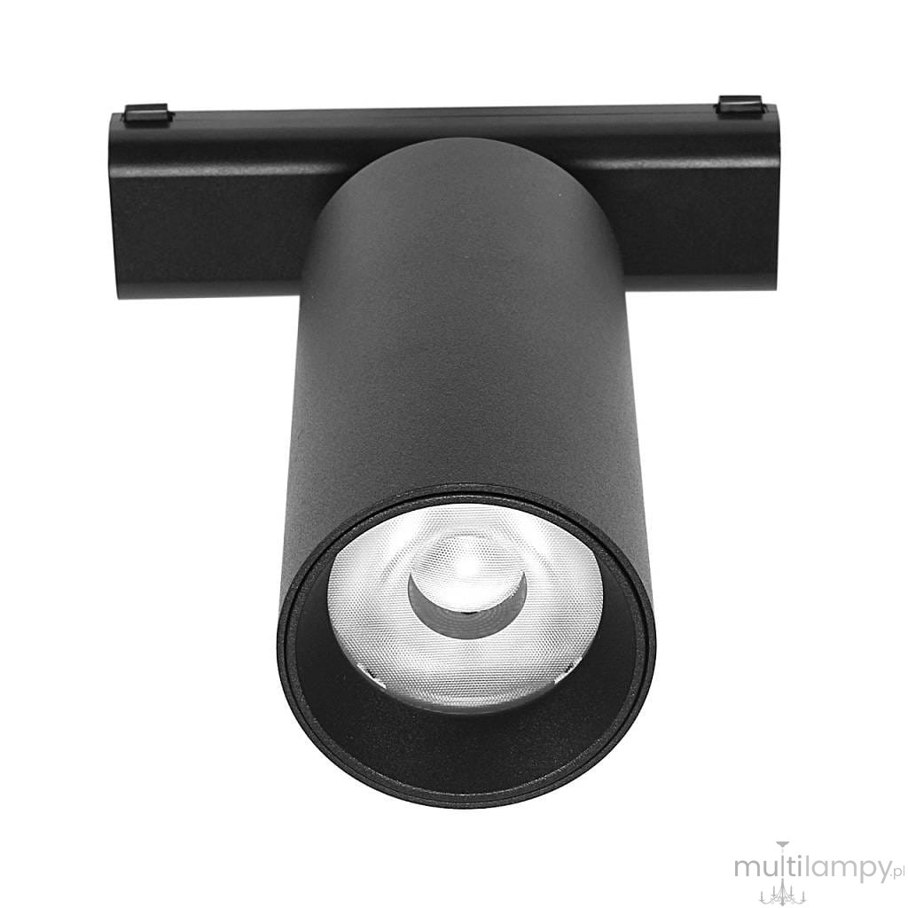 Reflektor spot LED SLIM 18W w kolorze czarnym, umieszczony na szynie magnetycznej, z cylindrycznym korpusem i okrągłą soczewką. Ujęcie frontalne, ukazujące detal źródła światła oraz konstrukcję mocującą. Tło proste, co podkreśla produkt.
