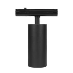 Reflektor spot LED do szyny magnetycznej SLIM 18W/4000K w kolorze czarnym, z cylindryczną podstawą i prostokątną głowicą. Ujęcie frontalne, produkt zamontowany na szynie, matowa powierzchnia. Idealny do oświetlenia wnętrz.