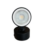 Lampa sufitowa Anillo w kolorze czarnym, z pojedynczym spotem GU10. Okrągła głowica z przezroczystym kloszem, zamontowana na cylindrycznym uchwycie. Zbliżenie na detal lampy, stojąca na gładkiej powierzchni.
