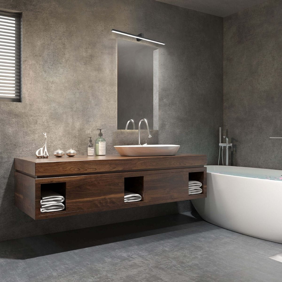 Kinkiet Nevada XXL w kolorze czarnym z jedną diodą LED o mocy 32W, zamontowany nad umywalką. Produkt o prostym, nowoczesnym designie, umieszczony w eleganckiej łazience z drewnianą szafką i białą wanną. Tło w odcieniu szarości.