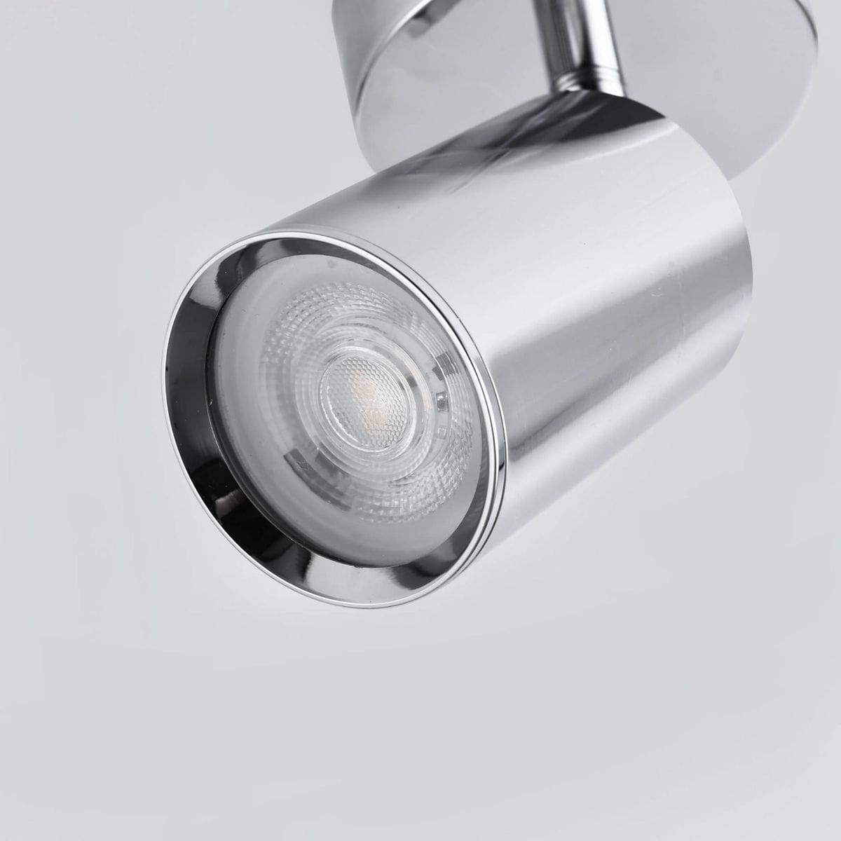 Lampa sufitowa Belize w kolorze chromu z pojedynczym źródłem światła GU10. Ujęcie zbliżeniowe pokazuje gładką, błyszczącą powierzchnię oraz okrągły klosz z fakturą, montowany pod kątem do sufitu. Tło w jasnym kolorze.