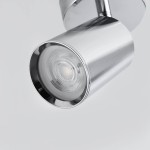 Lampa sufitowa Belize w kolorze chromu z pojedynczym źródłem światła GU10. Ujęcie zbliżeniowe pokazuje gładką, błyszczącą powierzchnię oraz okrągły klosz z fakturą, montowany pod kątem do sufitu. Tło w jasnym kolorze.