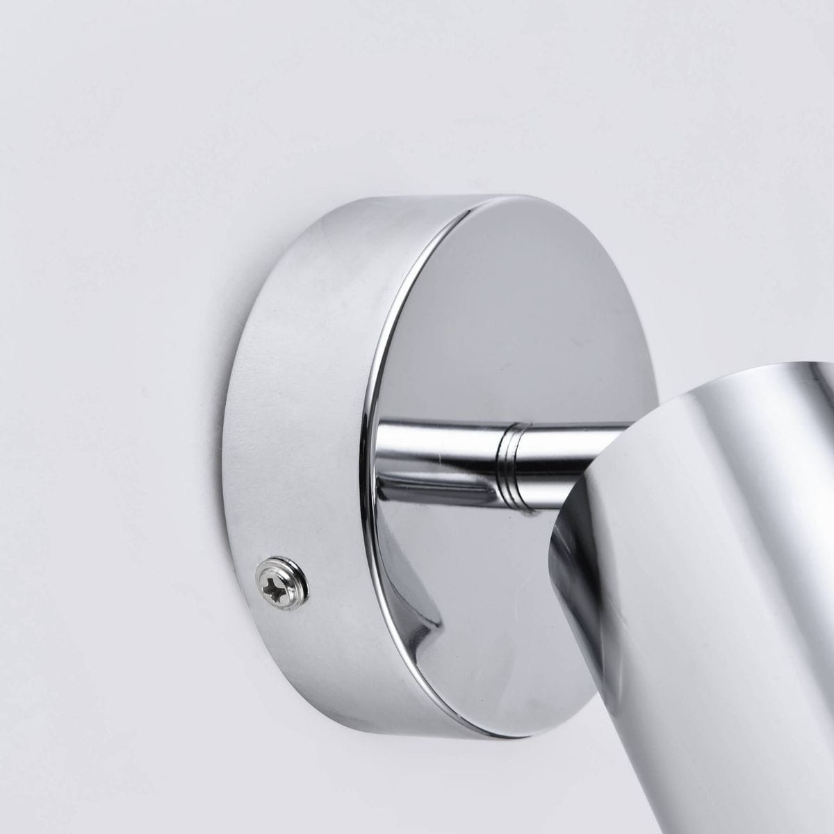 Lampa sufitowa Belize w kolorze chromu z pojedynczym uchwytem na żarówkę GU10. Ujęcie z boku pokazujące okrągłą podstawę oraz metalowy korpus lampy z widoczną śrubą mocującą. Tło jasne, co podkreśla błyszczące wykończenie.