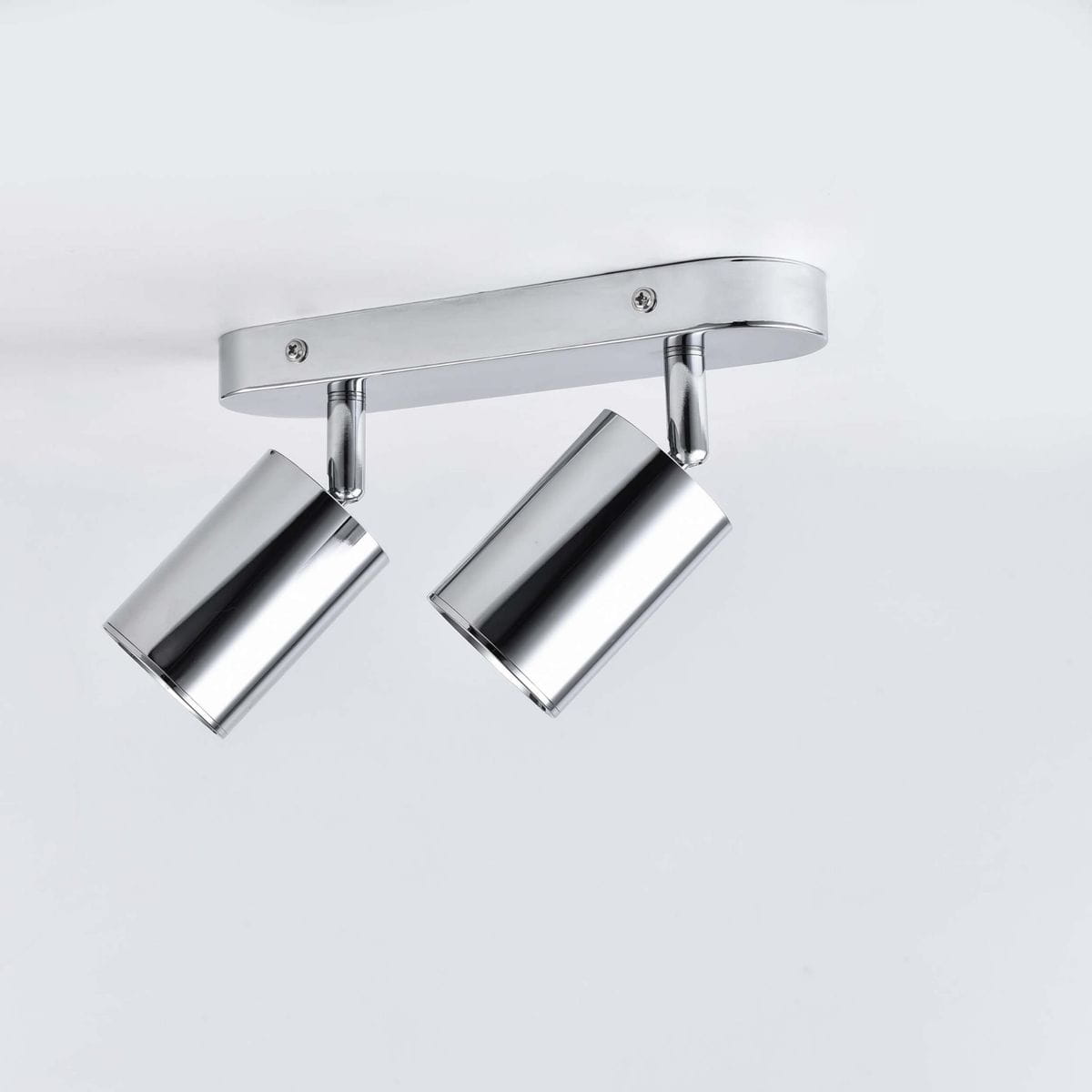 Lampa sufitowa Belize z dwoma reflektorami GU10 w chromowanej obudowie. Reflektory mają cylindryczny kształt i są zamontowane na prostokątnej podstawie. Ujęcie z przodu, na jednolitym tle.