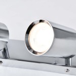 Lampa sufitowa Belize w kolorze chromu, z dwoma reflektorami GU10. Zbliżenie na jeden z reflektorów, który ma okrągły kształt i emitującą ciepłe światło. Produkt zamontowany na prostokątnej podstawie, na tle jasnej ściany.