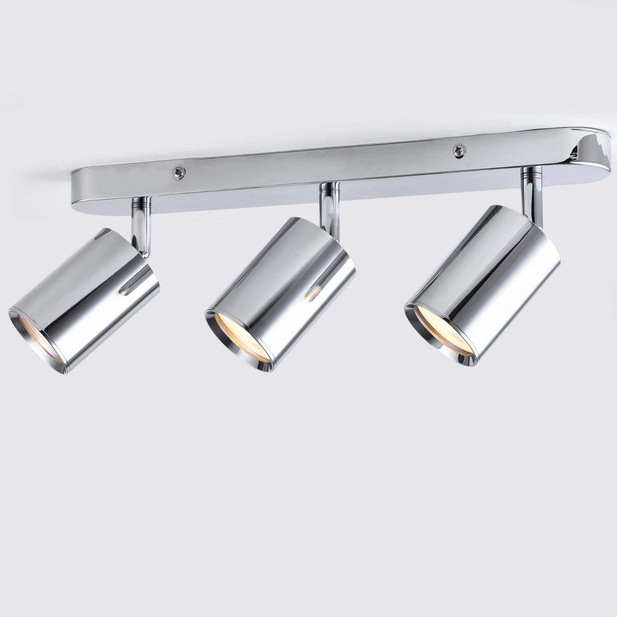 Lampa sufitowa Belize z trzema reflektorami, wykonana w chromie. Reflektory w formie cylindrów, zamontowane na prostokątnej podstawie. Ujęcie frontalne, na białym tle.