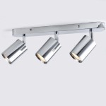 Lampa sufitowa Belize z trzema reflektorami, wykonana w chromie. Reflektory w formie cylindrów, zamontowane na prostokątnej podstawie. Ujęcie frontalne, na białym tle.