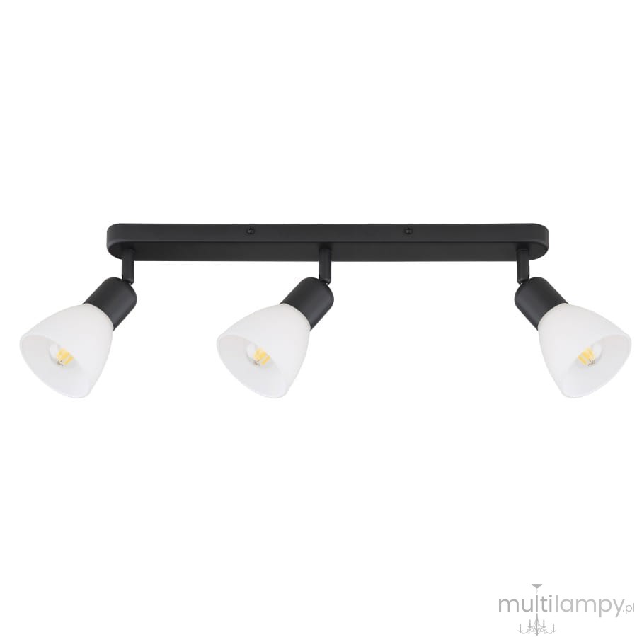 Lampa sufitowa Malta w kolorze czarnym z trzema kloszami w białym kolorze. Klosze mają kształt stożkowy, zamontowane na prostokątnej podstawie, idealna do oświetlenia wnętrz. Ujęcie frontalne, produkt wiszący.