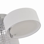 Lampa sufitowa Gambela w kolorze białym, z trzema oprawami E27. Okrągłe klosze z tkaniny, metalowe detale w chromie, elementy kryształowe dodające elegancji. Ujęcie z góry, ukazujące detale klosza i wykończenia.