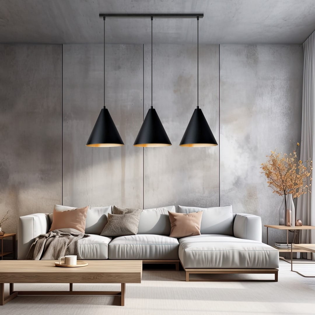 Lampa wisząca Rebel 3xE27 w kolorze czarnym z złotymi wnętrzami, zawieszona na długich przewodach. Trzy stożkowe klosze w równych odstępach, idealne do nowoczesnych wnętrz. Tło w odcieniach szarości z minimalistycznym meblem i dekoracjami.