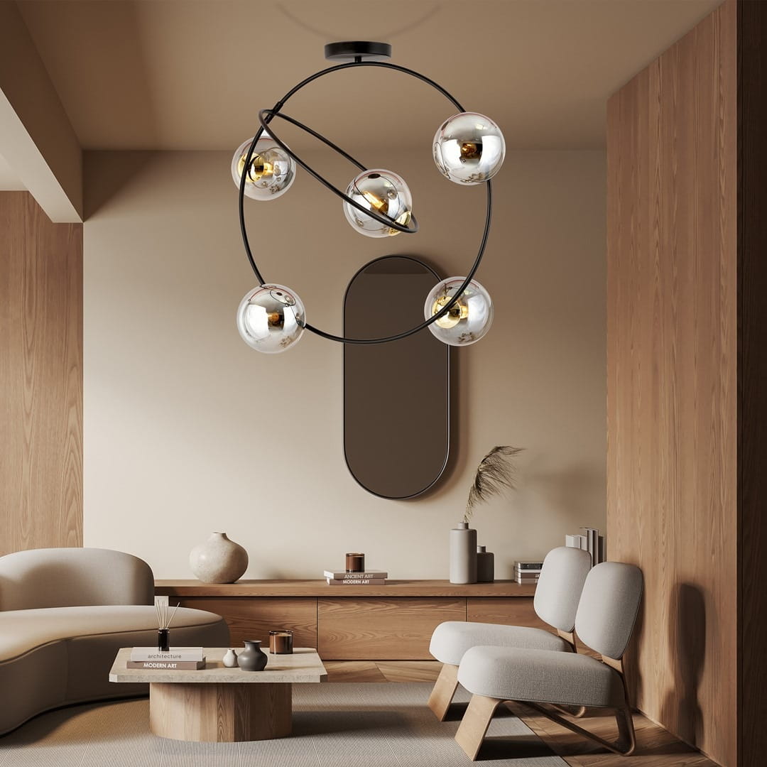 Lampa sufitowa Stardom w kolorze czarnym i grafitowym, z pięcioma przezroczystymi kloszami, zawieszona w okrągłej ramie. Produkt umieszczony w nowoczesnym wnętrzu, podkreślający styl aranżacji.