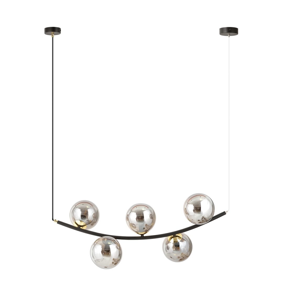 Lampa wisząca Ritz w kolorze czarnym i grafitowym, posiada pięć kulistych kloszy z przezroczystego szkła. Ujęcie z dołu, wisząca na cienkim przewodzie, z metalowym mocowaniem na suficie. Wymiary i detale konstrukcyjne nie są widoczne.