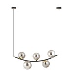 Lampa wisząca Ritz w kolorze czarnym i grafitowym, posiada pięć kulistych kloszy z przezroczystego szkła. Ujęcie z dołu, wisząca na cienkim przewodzie, z metalowym mocowaniem na suficie. Wymiary i detale konstrukcyjne nie są widoczne.