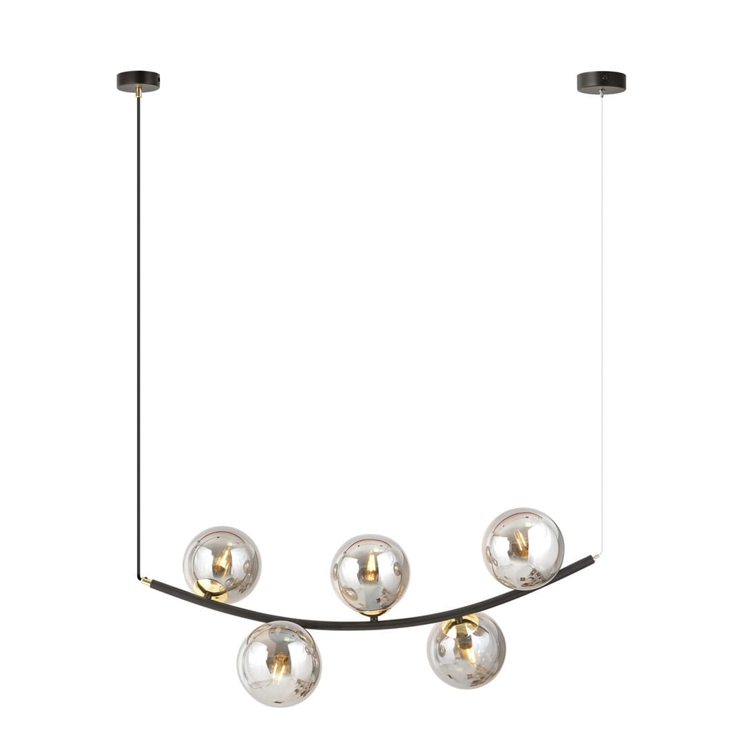Lampa wisząca Ritz z pięcioma kulistymi kloszami, w kolorze czarnym i grafitowym, zawieszona na długim, cienkim przewodzie. Klosze wykonane z przezroczystego szkła, umieszczone na lekko zakrzywionej metalowej belce. Idealna do nowoczesnych wnętrz.