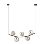 Lampa wisząca Ritz z pięcioma kulistymi kloszami, w kolorze czarnym i grafitowym, zawieszona na długim, cienkim przewodzie. Klosze wykonane z przezroczystego szkła, umieszczone na lekko zakrzywionej metalowej belce. Idealna do nowoczesnych wnętrz.