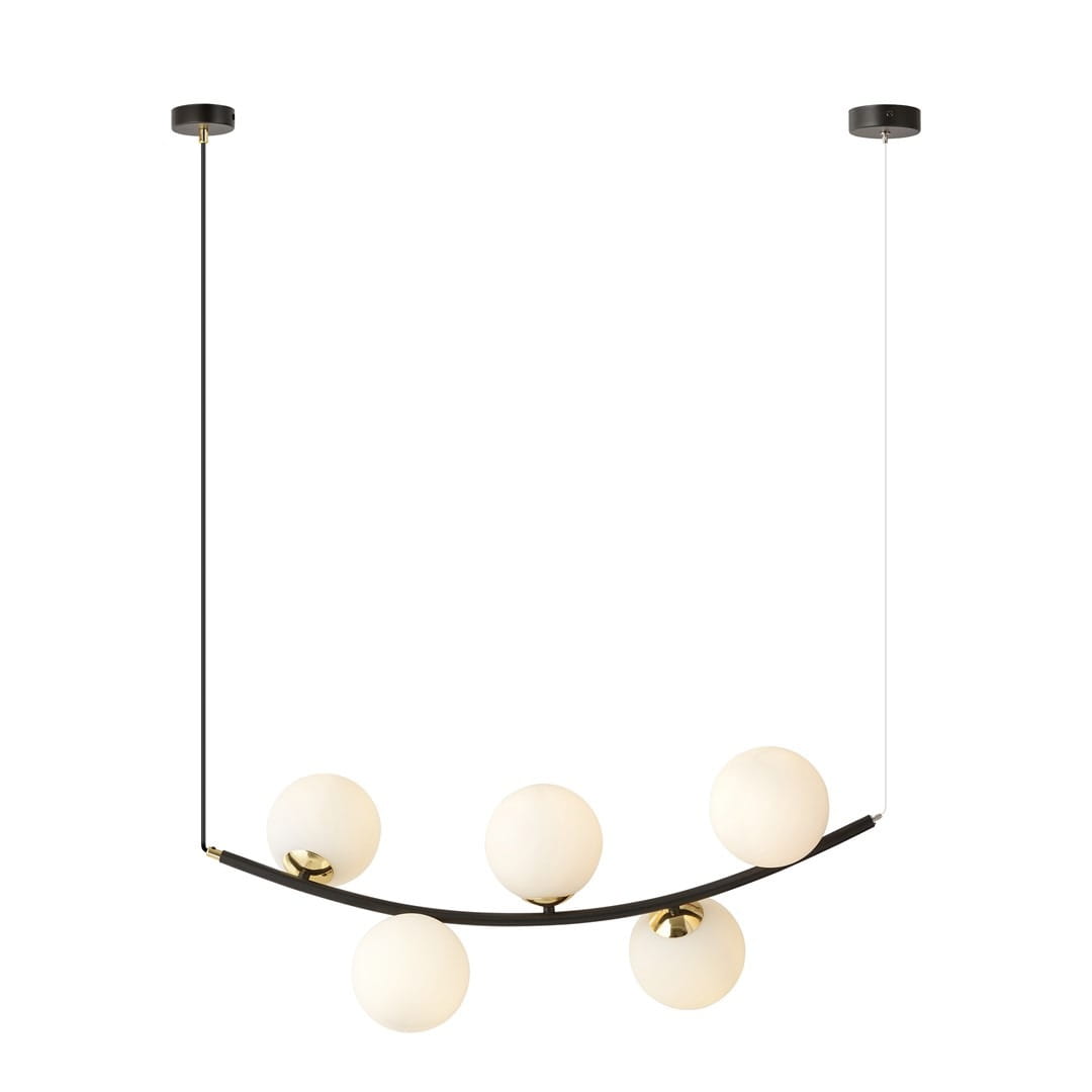Lampa wisząca Ritz 5xE14 w kolorze czarnym i białym. Posiada pięć okrągłych kloszy z białego szkła, zawieszonych na zakrzywionej, czarnej ramie. Montowana na suficie, z metalową podstawą w kolorze złotym.