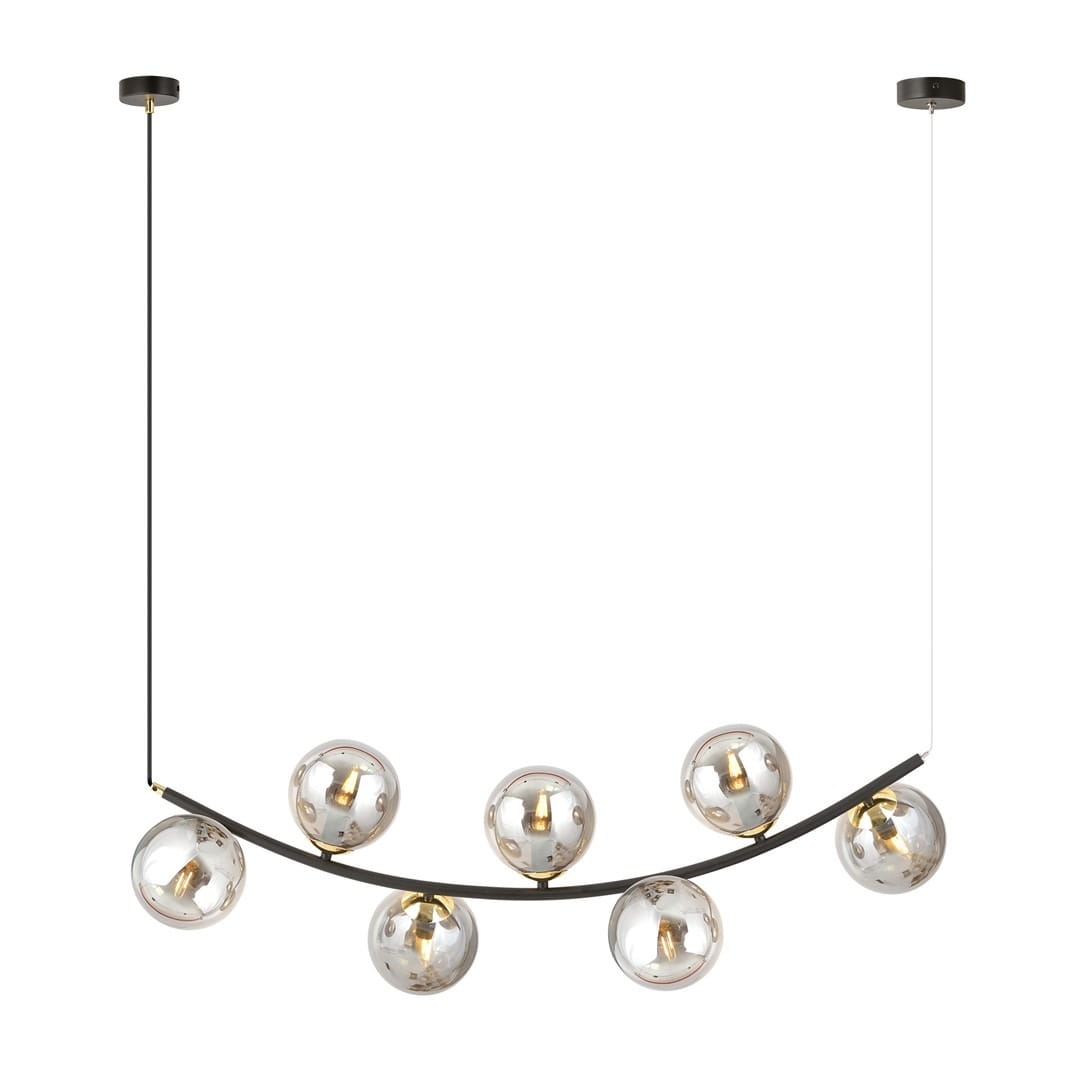 Lampa wisząca Ritz z siedmioma źródłami światła E14, w kolorze czarnym i grafitowym. Posiada szklane klosze w formie kul, zawieszona na cienkim, metalowym stelażu w kształcie łuku. Ujęcie frontalne, na białym tle.