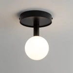 Lampa sufitowa Perla w kolorze czarnym i białym, z okrągłym kloszem z mlecznego szkła. Ujęcie od dołu, z widocznym mocowaniem sufitowym. Prosta, nowoczesna konstrukcja, idealna do różnych wnętrz.