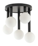 Lampa sufitowa Perla, czarna/biała, z pięcioma okrągłymi kloszami z matowego szkła, zamontowana na okrągłej, czarnej podstawie. Klosze są umieszczone na wydłużonych, prostych ramionach, skierowanych w dół.