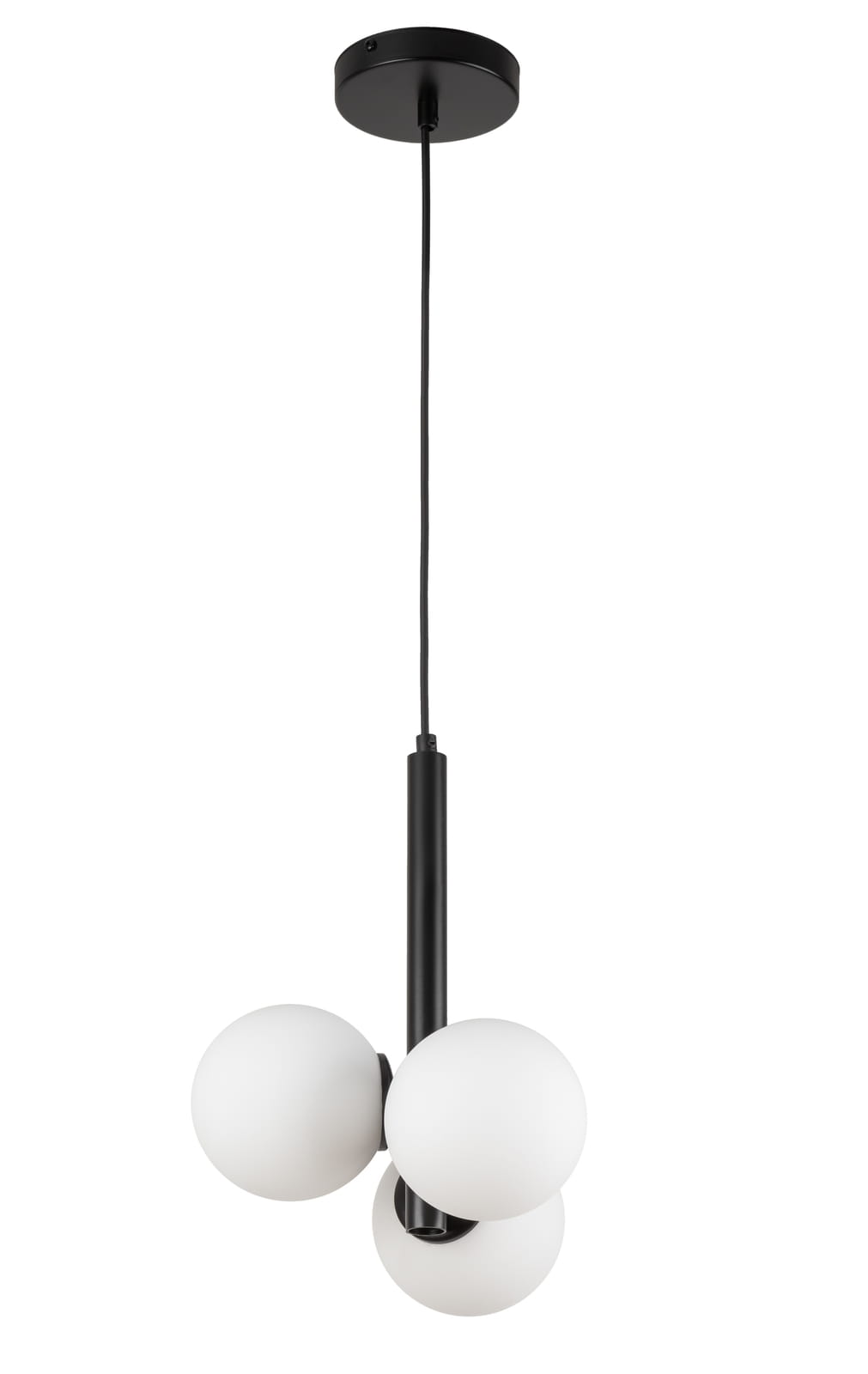 Lampa wisząca Perla z trzema kulistymi kloszami w białym kolorze na czarnym stelażu. Klosze umieszczone na długim, prostym ramieniu. Ujęcie z góry, wisząca konstrukcja na czarnym suficie, na jednolitym tle.