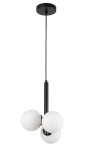 Lampa wisząca Perla z trzema kulistymi kloszami w białym kolorze na czarnym stelażu. Klosze umieszczone na długim, prostym ramieniu. Ujęcie z góry, wisząca konstrukcja na czarnym suficie, na jednolitym tle.