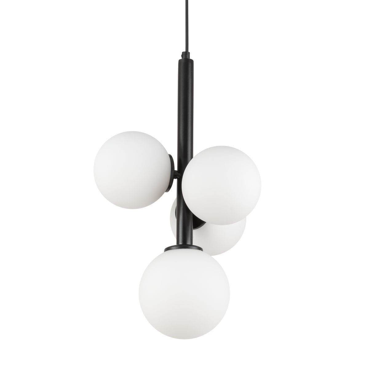 Lampa wisząca Perla z czarnym metalowym stelażem i czterema białymi, szklanymi kulami. Ujęcie frontalne, wisząca konstrukcja. Wymiary nieokreślone. Idealna do nowoczesnych wnętrz.