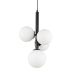 Lampa wisząca Perla z czarnym metalowym stelażem i czterema białymi, szklanymi kulami. Ujęcie frontalne, wisząca konstrukcja. Wymiary nieokreślone. Idealna do nowoczesnych wnętrz.